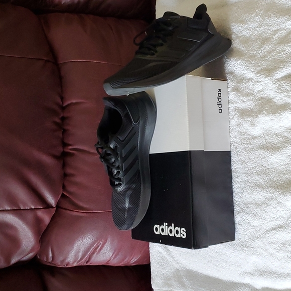 Sneakers - Picture 5 of 8